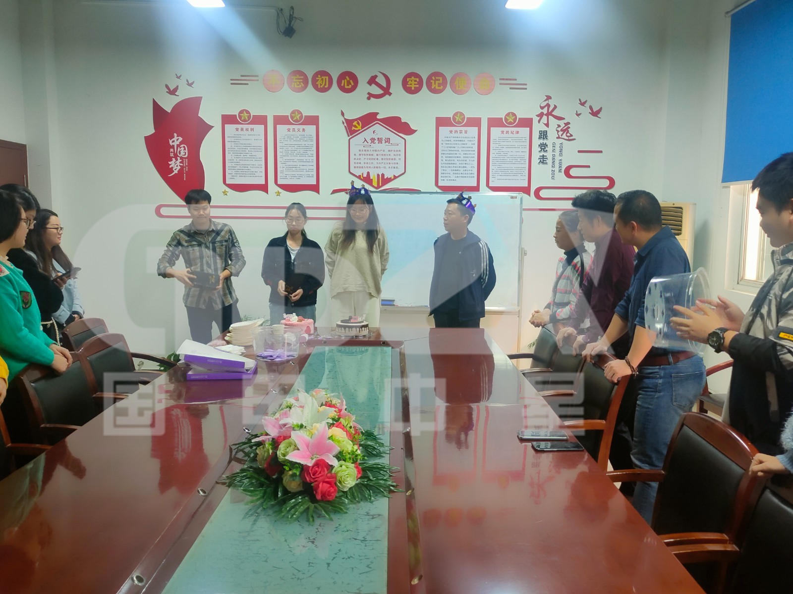 領(lǐng)導(dǎo)為壽星送上祝福.jpg 領(lǐng)導(dǎo)為壽星送上祝福.jpg