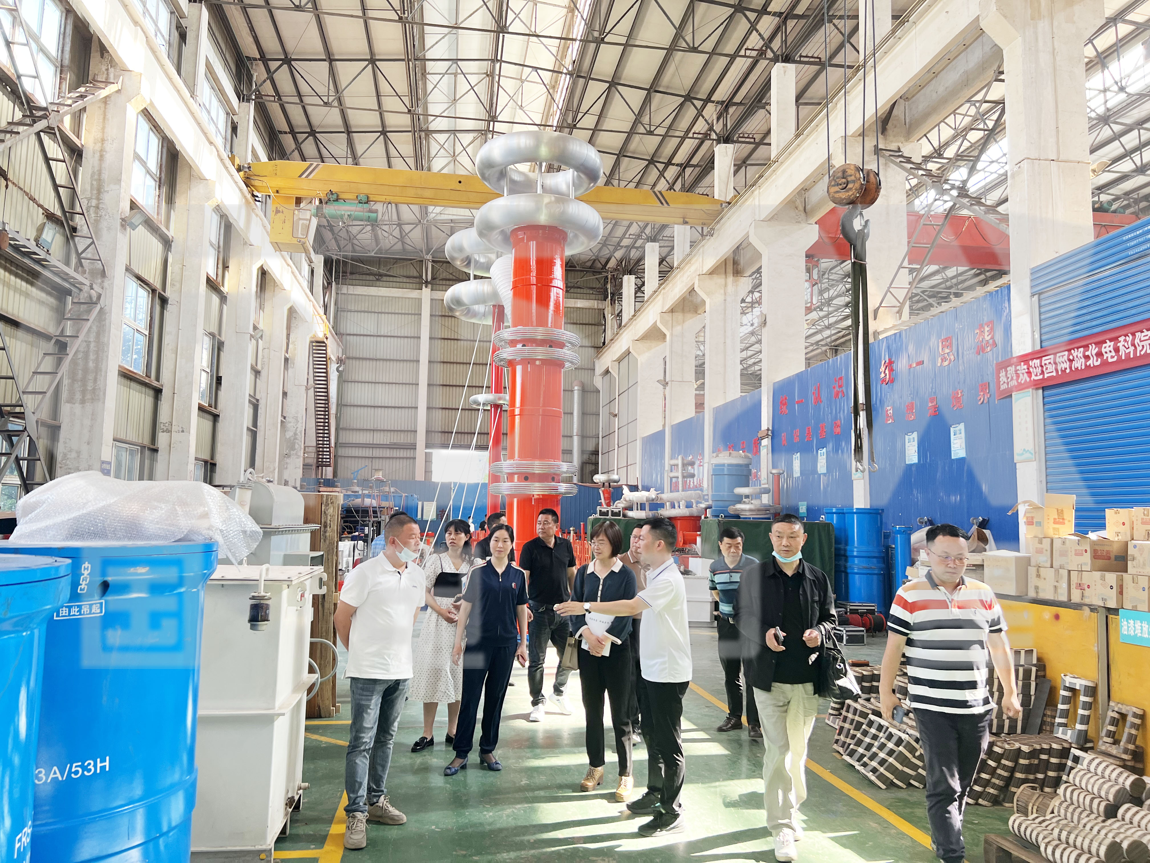 給客戶詳細介紹設備.jpg 給客戶詳細介紹設備.jpg