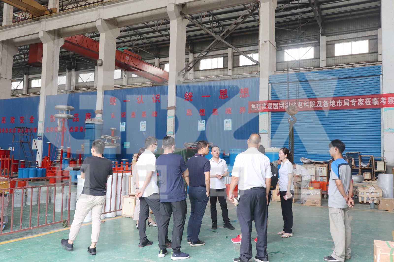 參觀生產車間.jpg 參觀生產車間.jpg